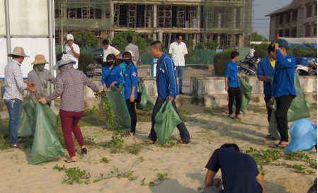 Chung tay bảo vệ bãi biển Đồng Hới